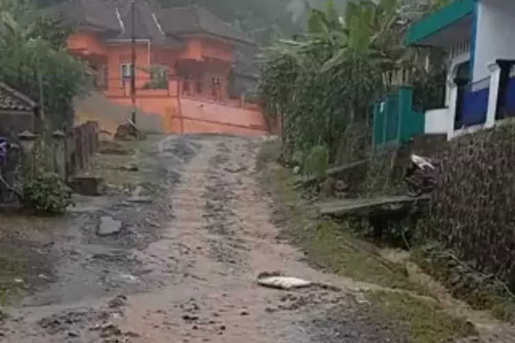 26 Tahun Jalan Sodonghilir Tasikmalaya Dibiarkan Rusak dan Tak Ada Perbaikan, Warga Mengadu ke Netizen