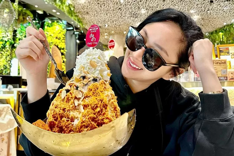 Lagi makan makanan manis demi luruhkan kepahitan hidup, Denise Chariesta disebut tuai karma: Baru berasa ya?