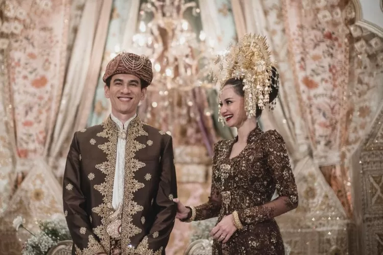 Kini jadi istri diplomat muda, begini kisah cinta Enzy Storia dan Molen Kasetra, the real jodoh gak ke mana!