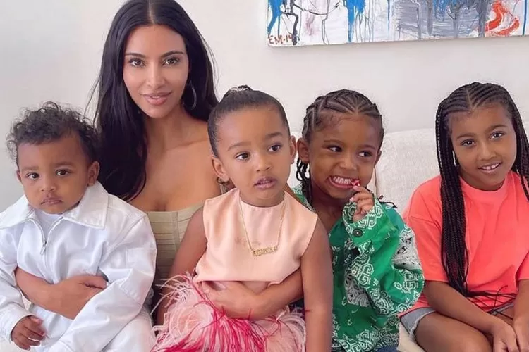 Sulitnya jadi single mom, Kim Kardashian curhat pernah nangis sampai ketiduran