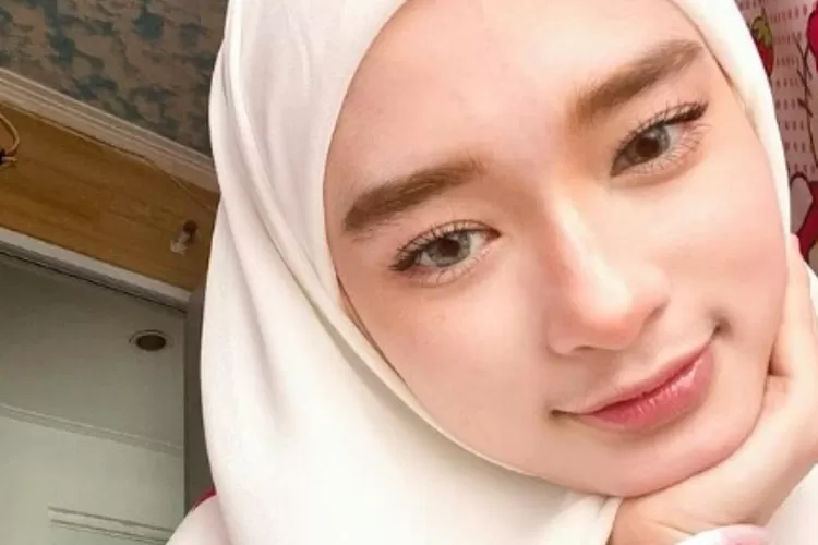 Usai buka cadar, Inara Rusli kini pamer wajah tanpa hijab, gaya fotonya sambil merem