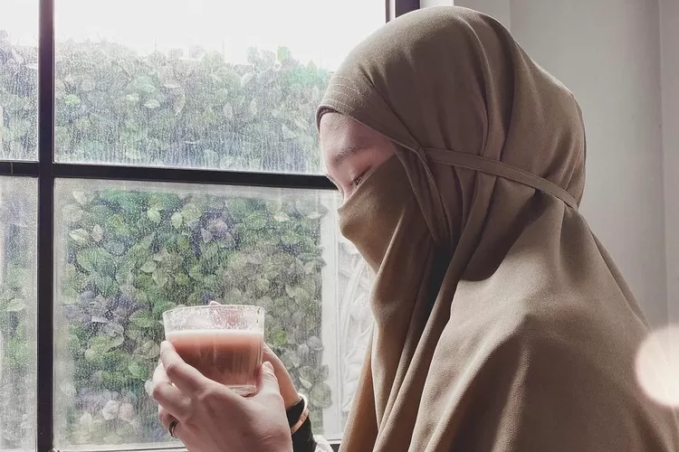 Masa iddah belum usai, Inara Rusli diduga sudah nikah siri dan pamer cincin berlian: Ada yang saranin...