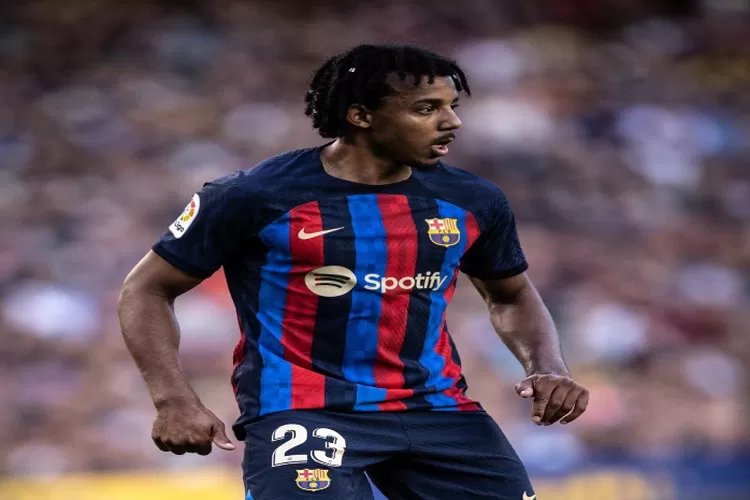 Dirumorkan pergi dari Barcelona, Jules Kounde tegaskan tak akan tinggalkan Camp Nou