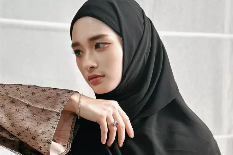 Usai lepas cadar, kini muncul tren gaya hijab Inara Rusli yang ramai diikuti oleh masyarakat: Jadul banget