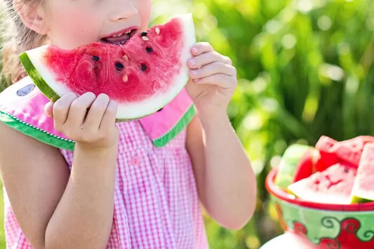 Demen makan buah hajatan ini? Simak 5 deretan manfaat kesehatan dari semangka yang bikin kamu tetap terhidrasi