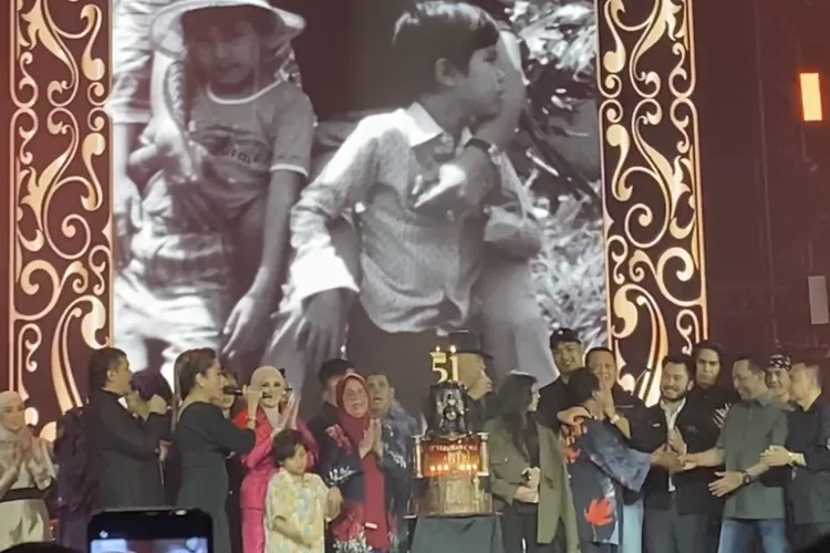 Di konser anaknya, ibu Ahmad Dhani malah teriak Prabowo Subianto jadi Presiden Indonesia 2024: Pelanggaran!