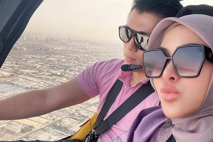 Sarapan bareng Syahrini, Reino Barack keciduk pasang muka gini, netizen: Nasibmu...