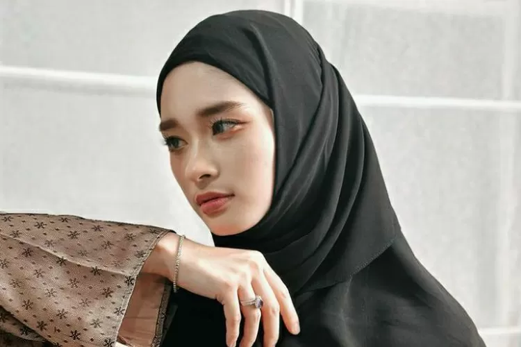 Penuhi tantangan hapus makeup, muka asli Inara Rusli sukses bikin netizen salfok: Kayak keturunan…