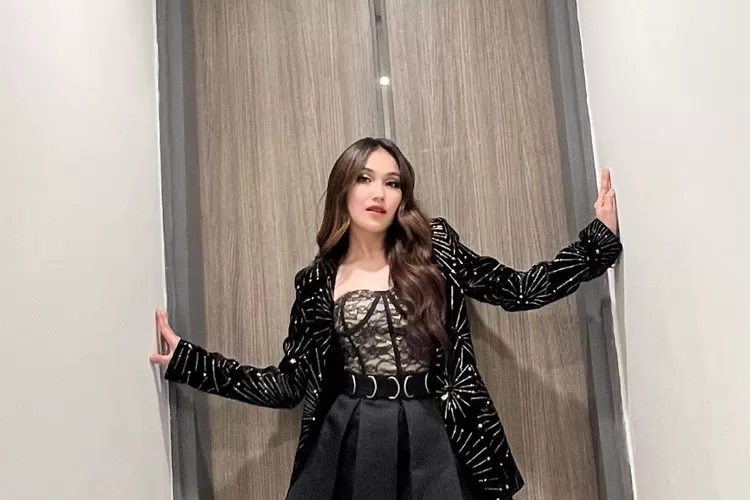 Menggelar bazar, Ayu Ting Ting kedapatan jual barang kenangan saat membuat grup bersama almarhum Julia Perez