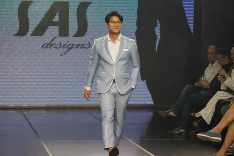 Usai vakum, Rizky Billar dapat job pertama sebagai model catwalk, netizen soroti cara jalannya: Kok kayak…