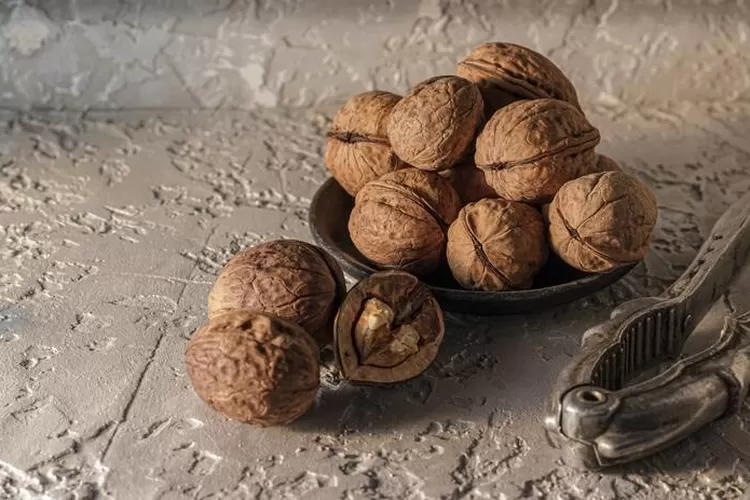 Bukan sekadar kacang sembarangan! Simak deretan manfaat kesehatan dari kenari, bikin jantung sehat