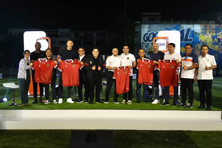 5 legenda sepak bola dunia ramai-ramai melatih pesepak bola muda Indonesia