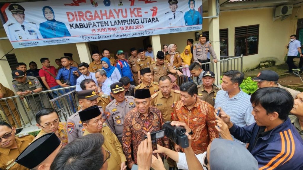 Menko PMK Muhadjir Effendy menyerahkan santunan BPJS Ketenagakerjaan kepada ahli waris dari pekerja yang meninggal dunia di Lampung Utara.