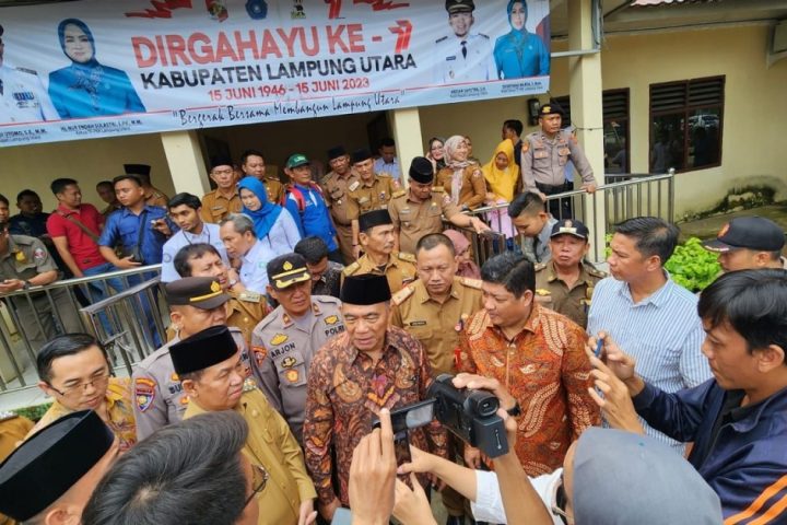 Menko PMK Muhadjir Effendy menyerahkan santunan BPJS Ketenagakerjaan kepada ahli waris dari pekerja yang meninggal dunia di Lampung Utara.