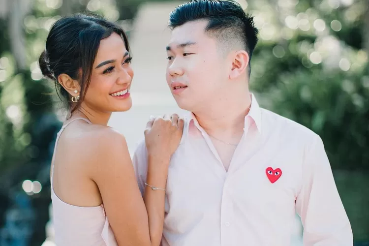 Dituding selingkuhan Fandy Christian, Andi Annisa pamer foto prewedding, netizen sebut pengalihan isu