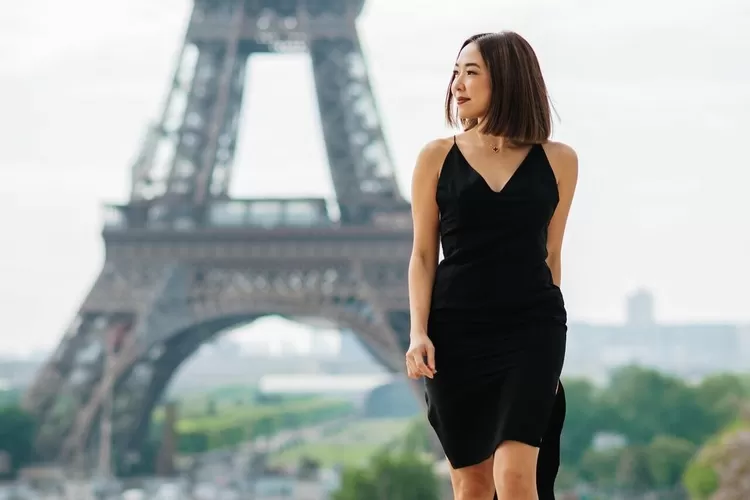 Foto Gisel lagi begini nekat dizoom, pesona Menara Eiffel pun luntur di mata netizen: Isinya tanjakan...