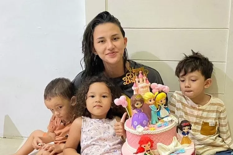 Iona Rose, putrinya Dahlia Poland rayakan ulang tahun keempat tanpa Fandy Christian, netizen: Suaminya lagi..