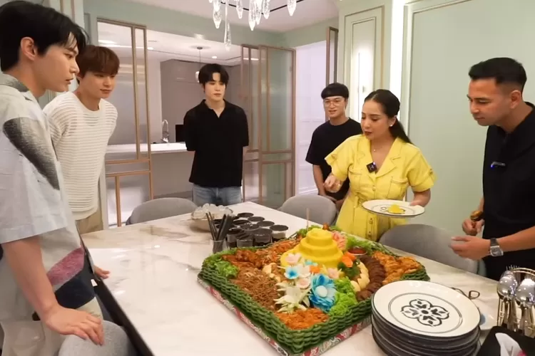 Momen lucu saat Raffi Nagita undang NCT DoJaeJung tumpengan rumah baru, Jungwoo mau jadi anak Sultan Andara?