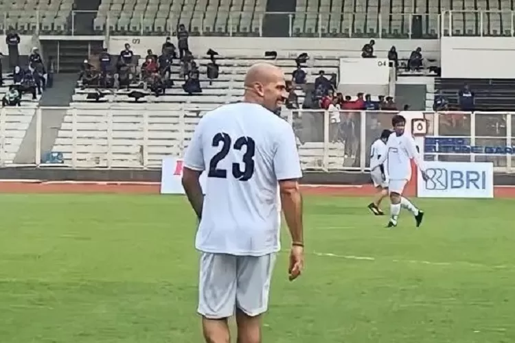 Eks Lazio dan Manchester United main bola tanpa alas kaki di Stadion Madya GBK