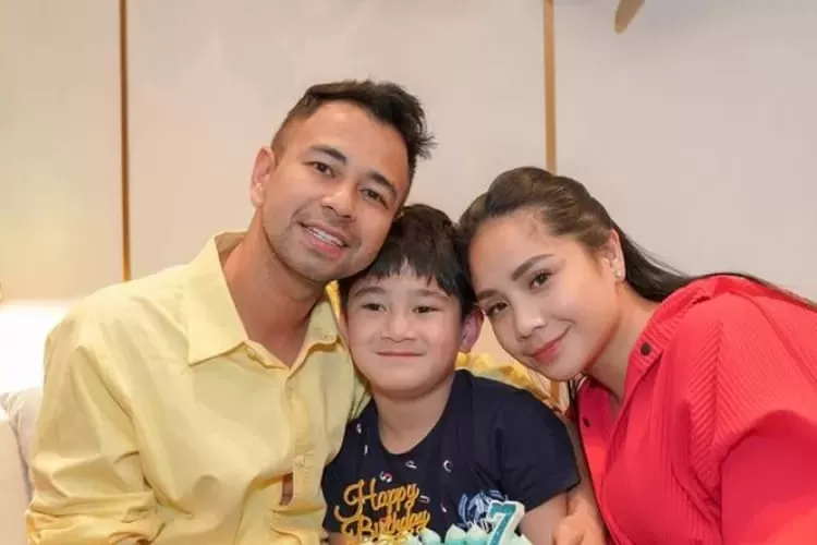 Rafathar pukul kamera fans karena enggan diajak berfoto, Nagita Slavina malah bangga: Gue senangnya..