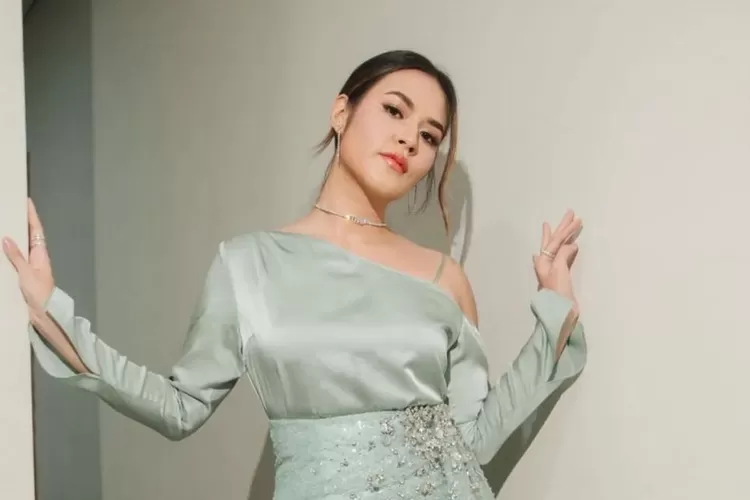 Tak disangka, Raisa yang cantik dan sukses ternyata tak jaim ngaku suka makan petai: Sangat mencintai petai..