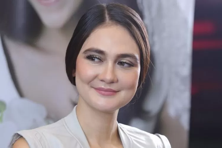 Nikmati kuliner malam di Cirebon, Luna Maya malah dikerubungi bapak-bapak: Aslinya cantik lho..