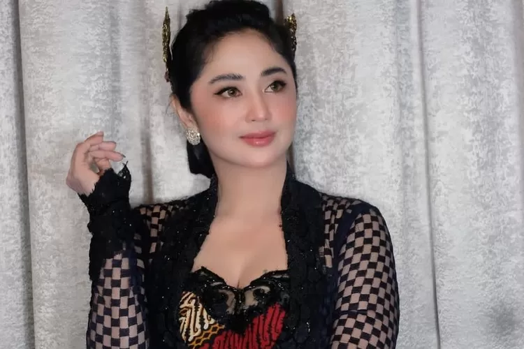 Gerah dibanding-bandingkan dengan artis lain, Dewi Perssik beri ultimatum ke oknum fans fanatik