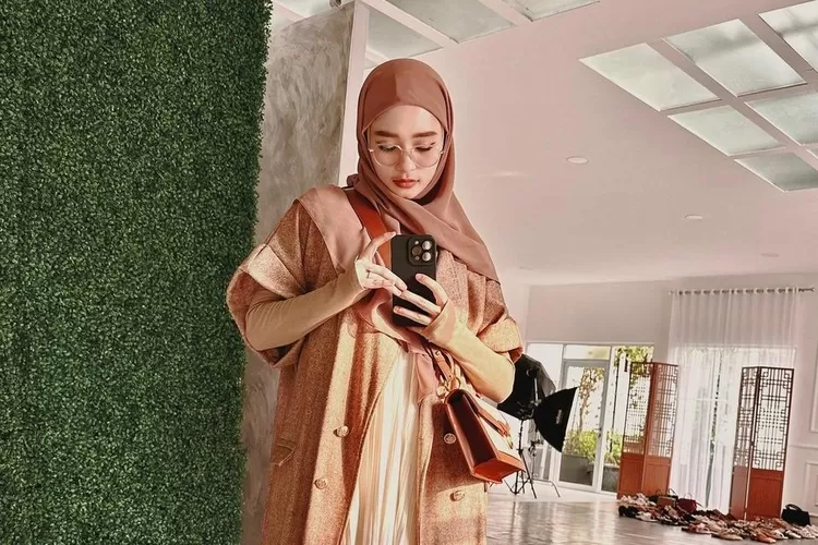 Kian berani, Inara Rusli rekam pakaian dalam dan baju dinas kesukaannya, netizen: Posisi favoritnya...