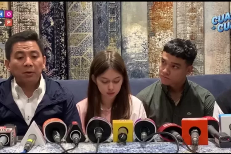 Rebecca Klopper tertunduk malu dan ucapkan maaf ke keluarga Fadly Faisal saat klarifikasi soal video panas