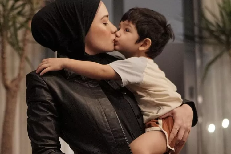 Rumah tangga diisukan retak, Putri Anne istri Arya Saloka kembali posting foto anak dengan caption menyedihkan