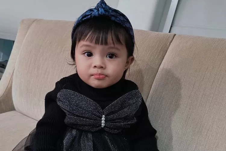 Padahal cuma di dalem rumah, Ameena anak Aurel dan Atta pakai bando mewah ini, harganya bikin insecure: Kaget!