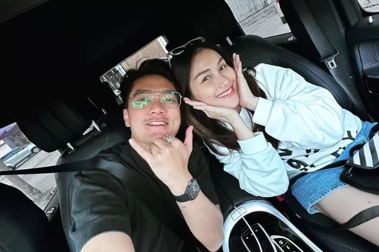 Tak hanya pengaruh orang sekitar, arah cerita cinta Boy William dan Ayu Ting Ting pun terhalang restu keluarga