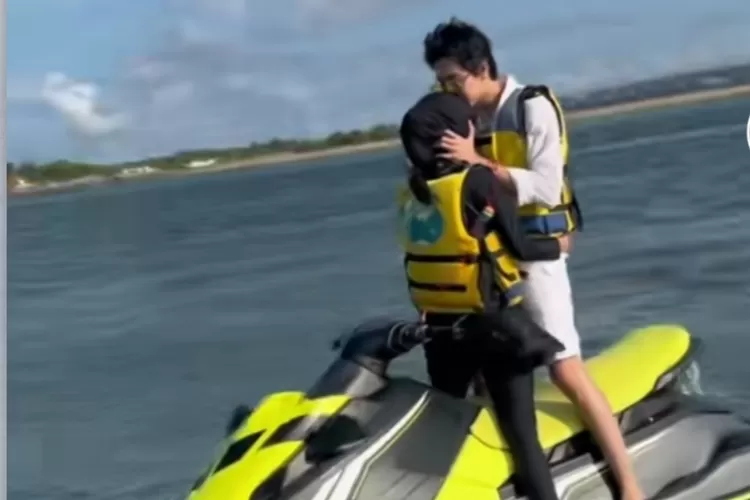 Evan Marvino mesra dengan istri di atas jetski, malah dikira sindir Ria Ricis: Emang nggak ada...