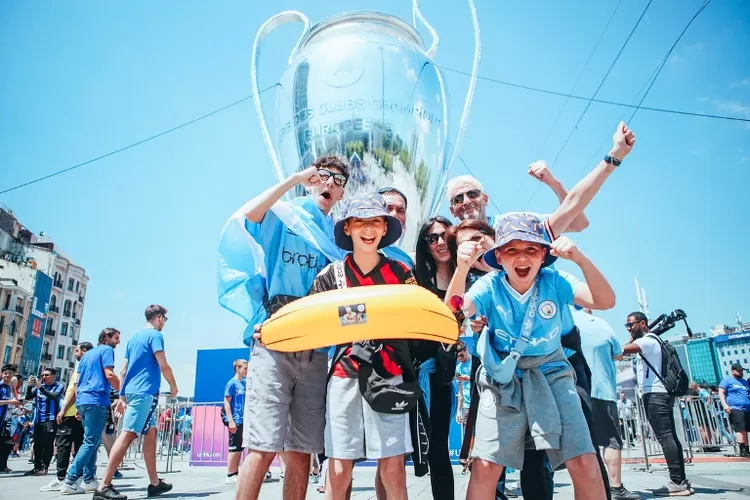 Tiga trofi juara Manchester City akan diarak di bus atap terbuka