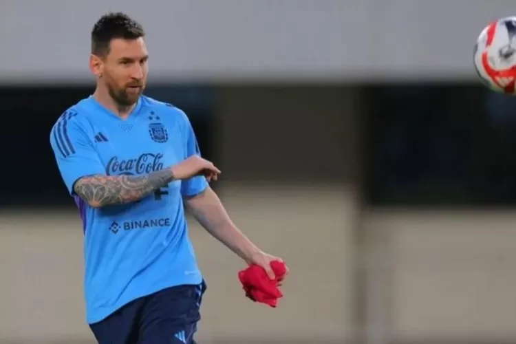 Di tengah kabar tak ikut ke Indonesia, Lionel Messi jalani sesi latihan di stadion Beijing