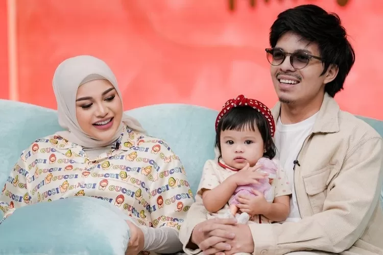 5 Fakta ibu-ibu yang hina Ameena anak Atta Halilintar dan Aurel Hermansyah, ternyata istri polisi?