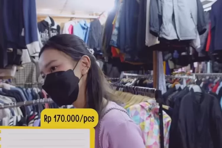 Beli baju bekas di salah satu pasar, Jessica Jane tuai pujian warganet: Alasan untuk investasi wajah