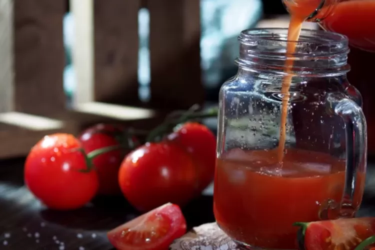 Simak! 6 manfaat konsumsi jus tomat di pagi hari, kesehatan yang luar biasa…