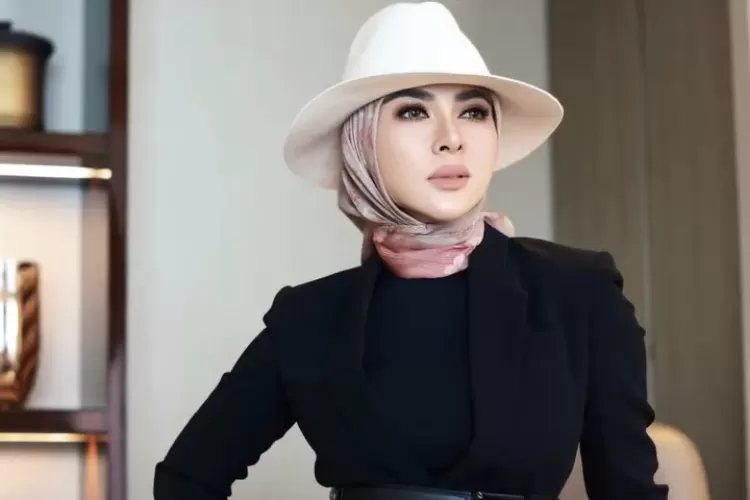 Aduk manja coklat yang dilelehkan, Syahrini keceplosan ngomong tak senonoh sambil teriak, netter: Kotor kali
