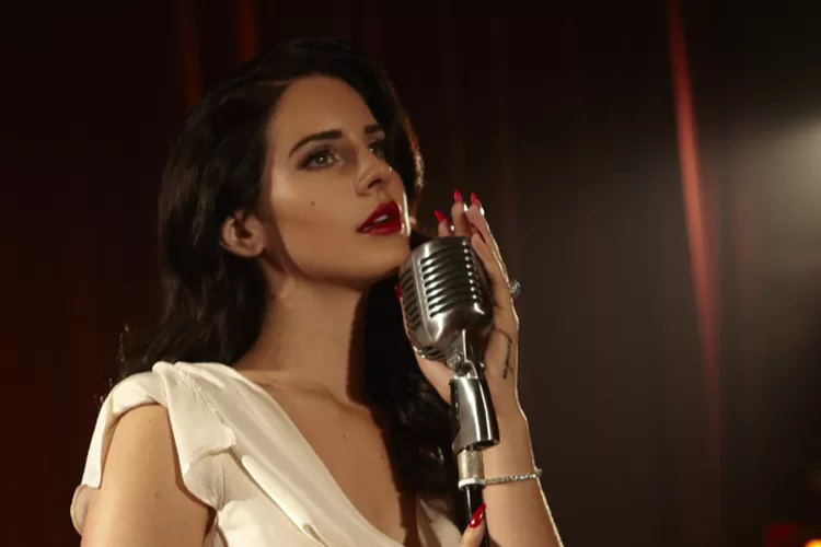 Simak lirik lagu Radio milik Lana Del Rey, makna dan terjemahan bahasa Indonesia