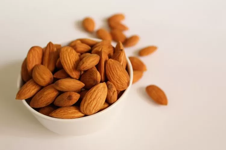 Tak hanya jadi bahan kue, simak 9 manfaat almond untuk kesehatan