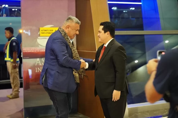 Sambut Tim Tango Argentina di Jakarta, Erick Thohir kalungkan kain dari Timor tanda persahabatan