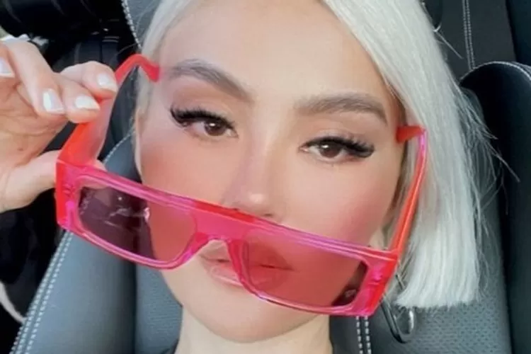 Wow! Potret masa kecil Agnez Mo pakai kemben dan kain begini tuai komentar: Sudah kelihatan..