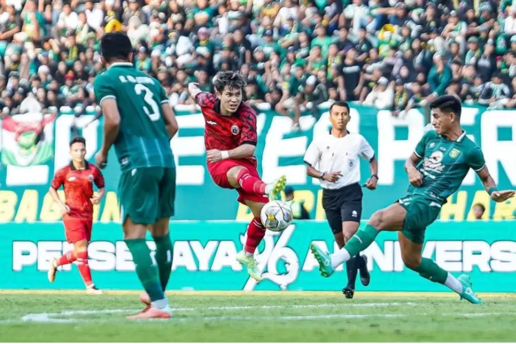 Persebaya Surabaya vs Persija Jakarta bermain imbang, flare bikin laga usai