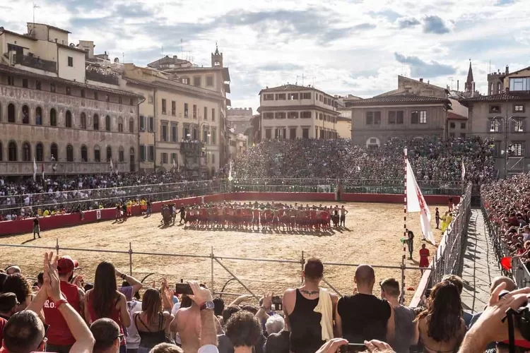 Calcio storico fiorentino, sepak bola kuno yang ekstrim dengan kombinasi olahraga rugby, gulat, dan beladiri