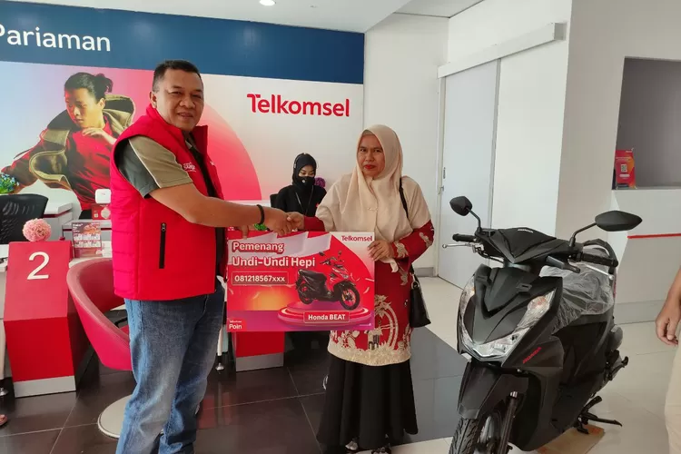 Apresiasi Pelanggan di Lubuk Alung, Telkomsel Serahkan Hadiah Motor Program Undi Undi Hepi