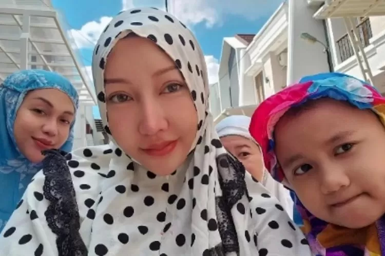 Netizen permasalahkan Lucinta Luna yang bisa bikin orang batal sholat Idul Adha