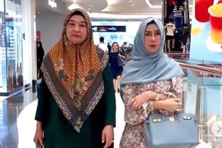 Jalan berdua di mall, ekspresi ibu Jeje Govinda dan Syahnaz Sadiqah jadi sorotan: Kayak tertekan