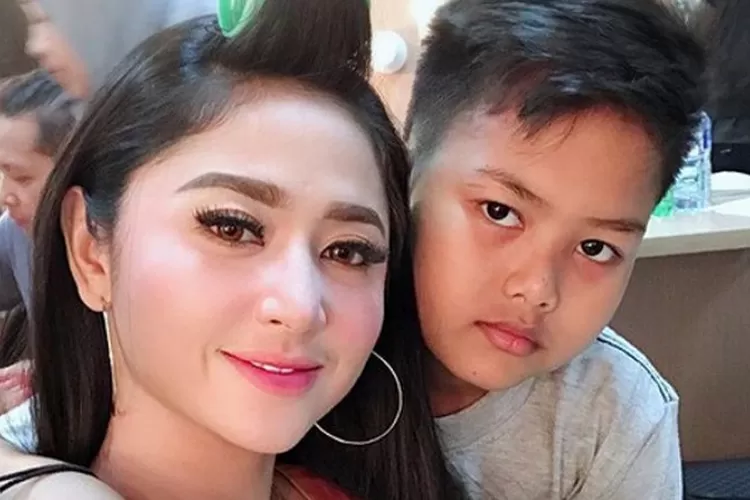 Kalahkan Nia Ramadhani, Dewi Perssik rogoh kocek fantastis biayai anak angkat sekolah hingga ke luar negeri