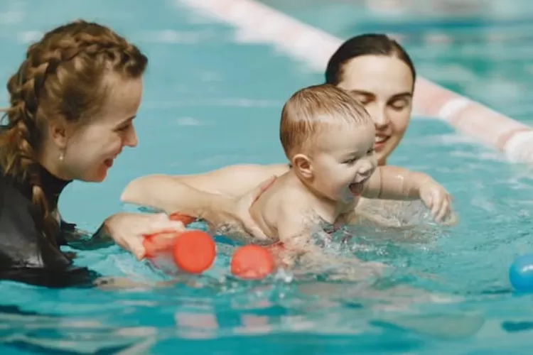 Anak bayi sudah diajak berenang, apa boleh dilakukan? Orang tua wajib tahu tentang hal ini